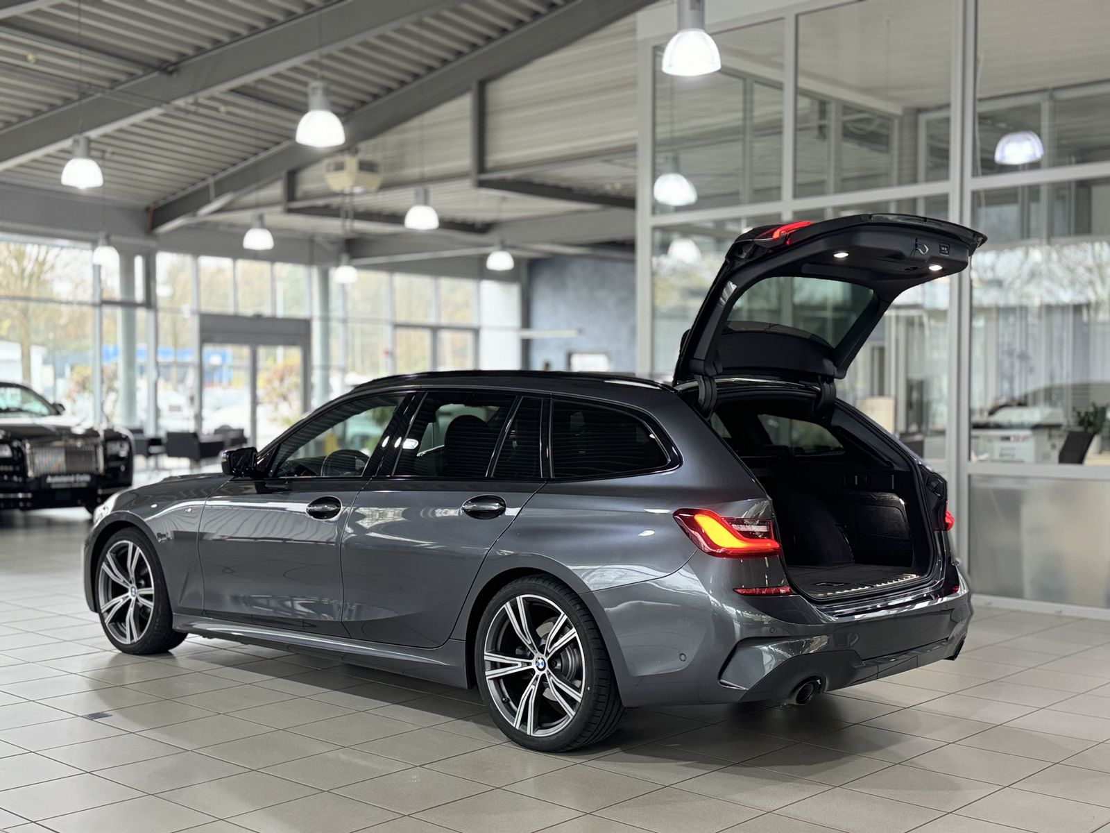 Fahrzeugabbildung BMW 320d M Sport PanoramaKamera HUD DAB HiFi Komfort