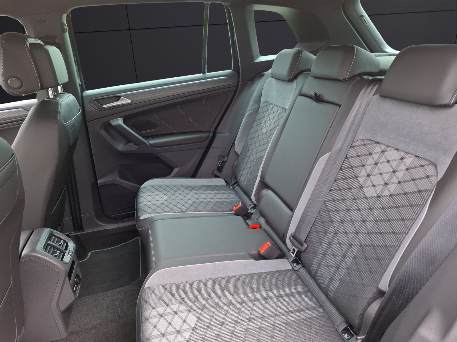 Fahrzeugabbildung Volkswagen Tiguan TSI R-Line 4M DSG Matrix AHK Navi Pano AI