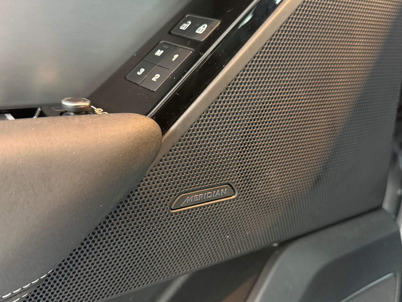 Fahrzeugabbildung Land Rover Range Rover Velar/R-DYNAMIC/PANO/HEAD-UP/ACC