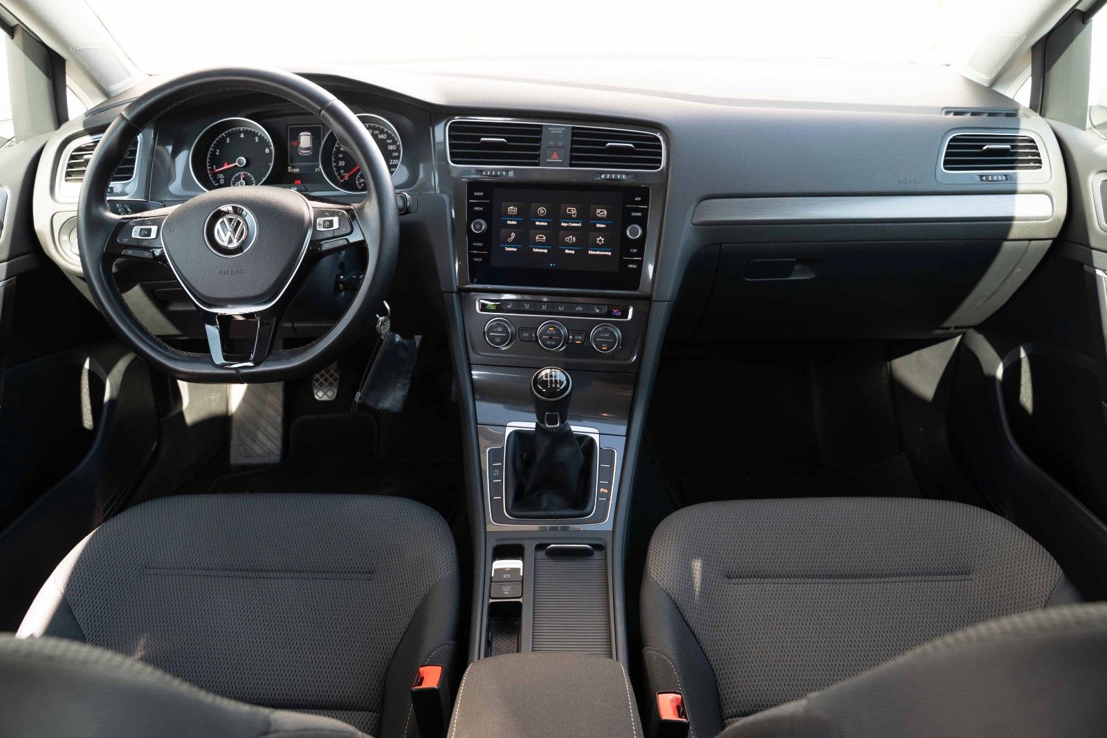 Fahrzeugabbildung Volkswagen GOLF VII LIM 1.4 TSI LED KAM NAVI MFL PDC SHZ