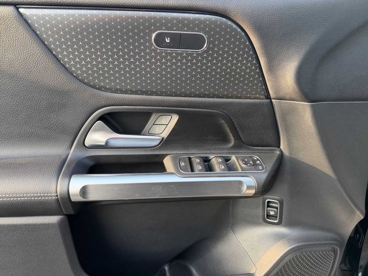 Fahrzeugabbildung Mercedes-Benz GLB 220 4M OFFROAD+AHK+KAMERA+EASYP+LENKRADHEIZ
