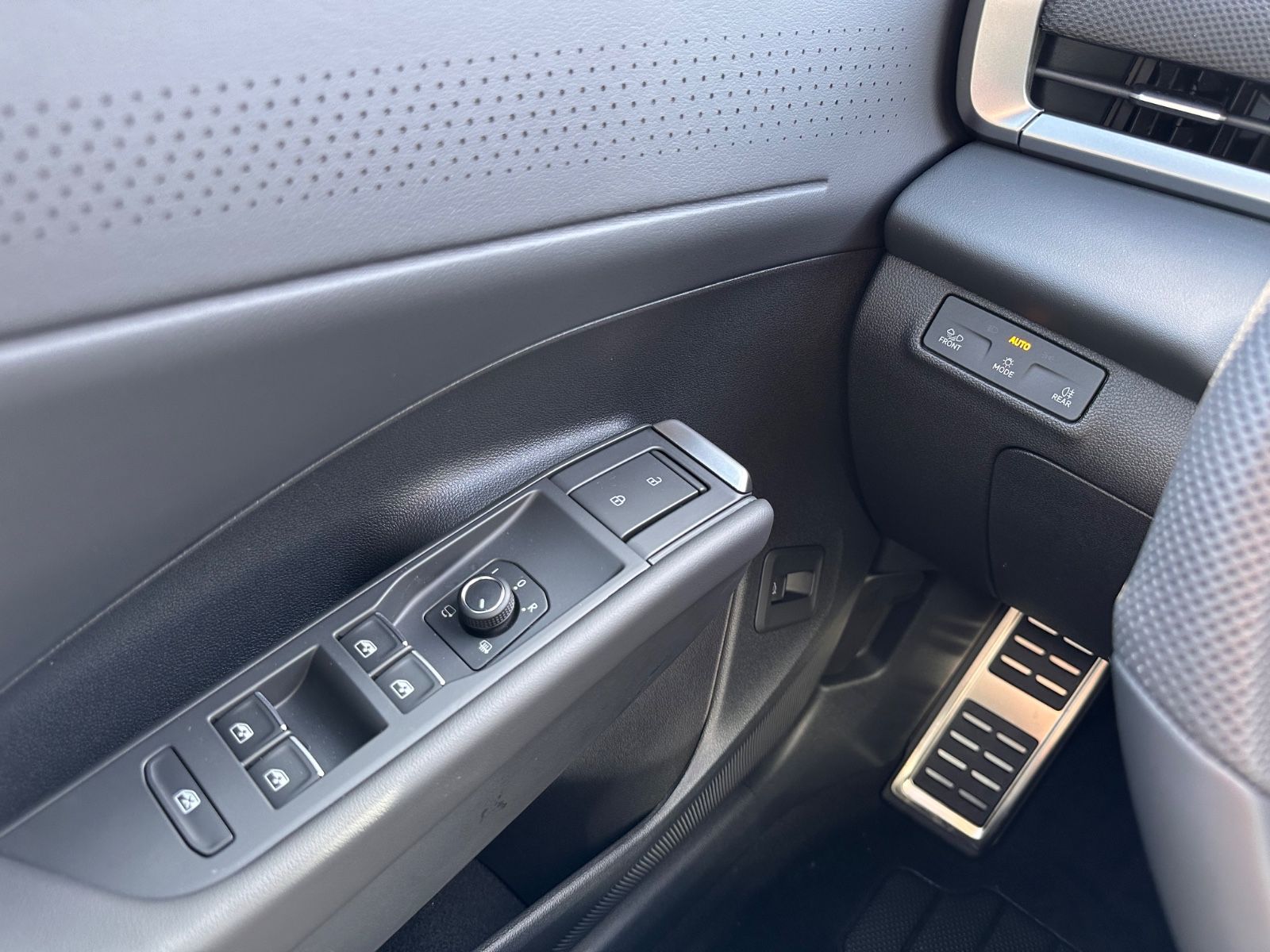 Fahrzeugabbildung Volkswagen T-Roc R Line 1.5 eTSI DSG APP/ACC/AHK/LED/eHeck