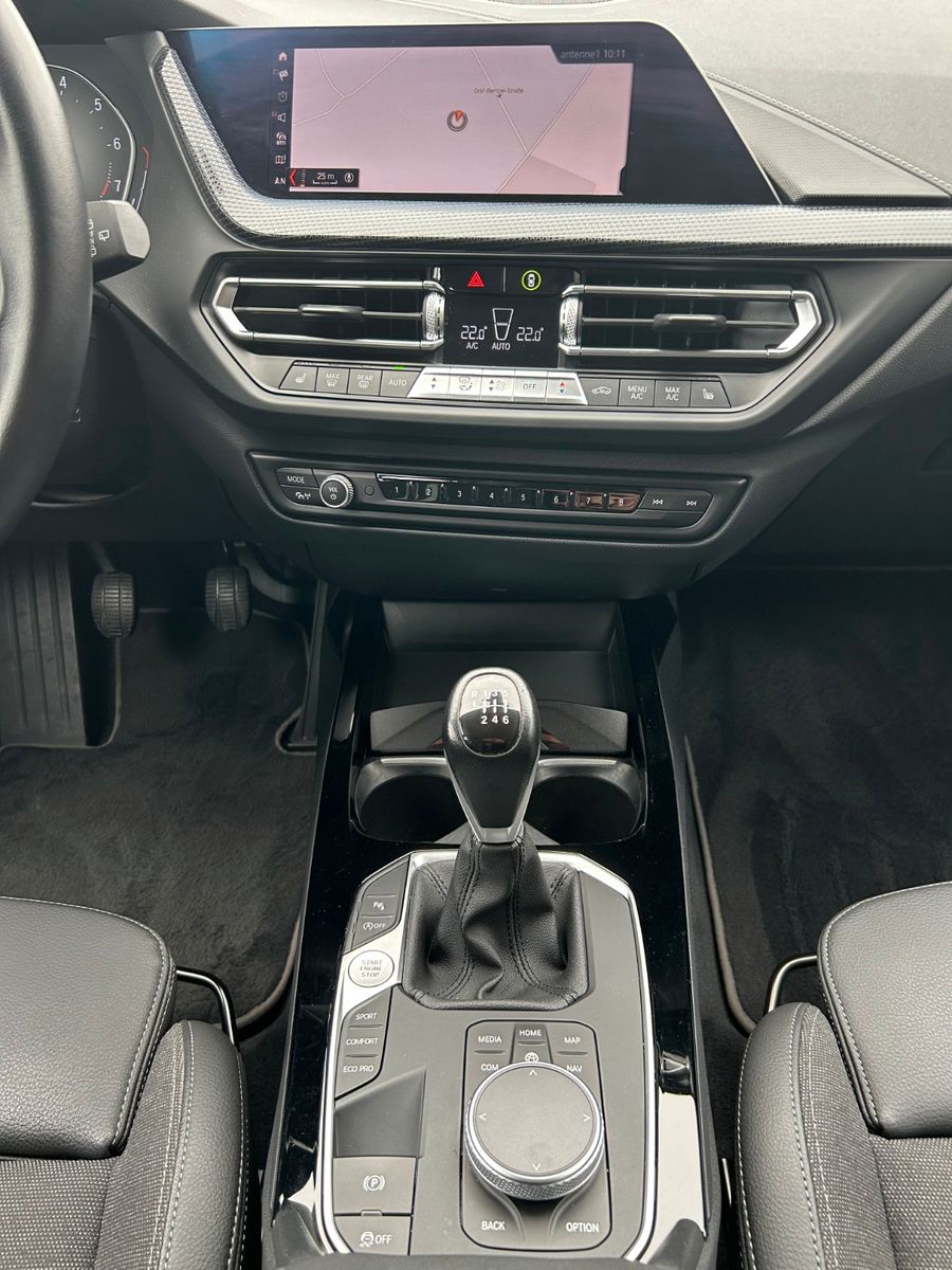 Fahrzeugabbildung BMW 118i Sport Line Kamera Navi SHZ LED GRA Leder