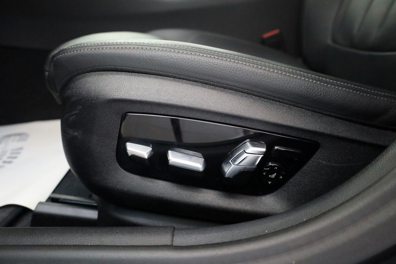 Fahrzeugabbildung BMW 530 e Lim.,Leder,Navi,LED,360Kamera,SH,ACC