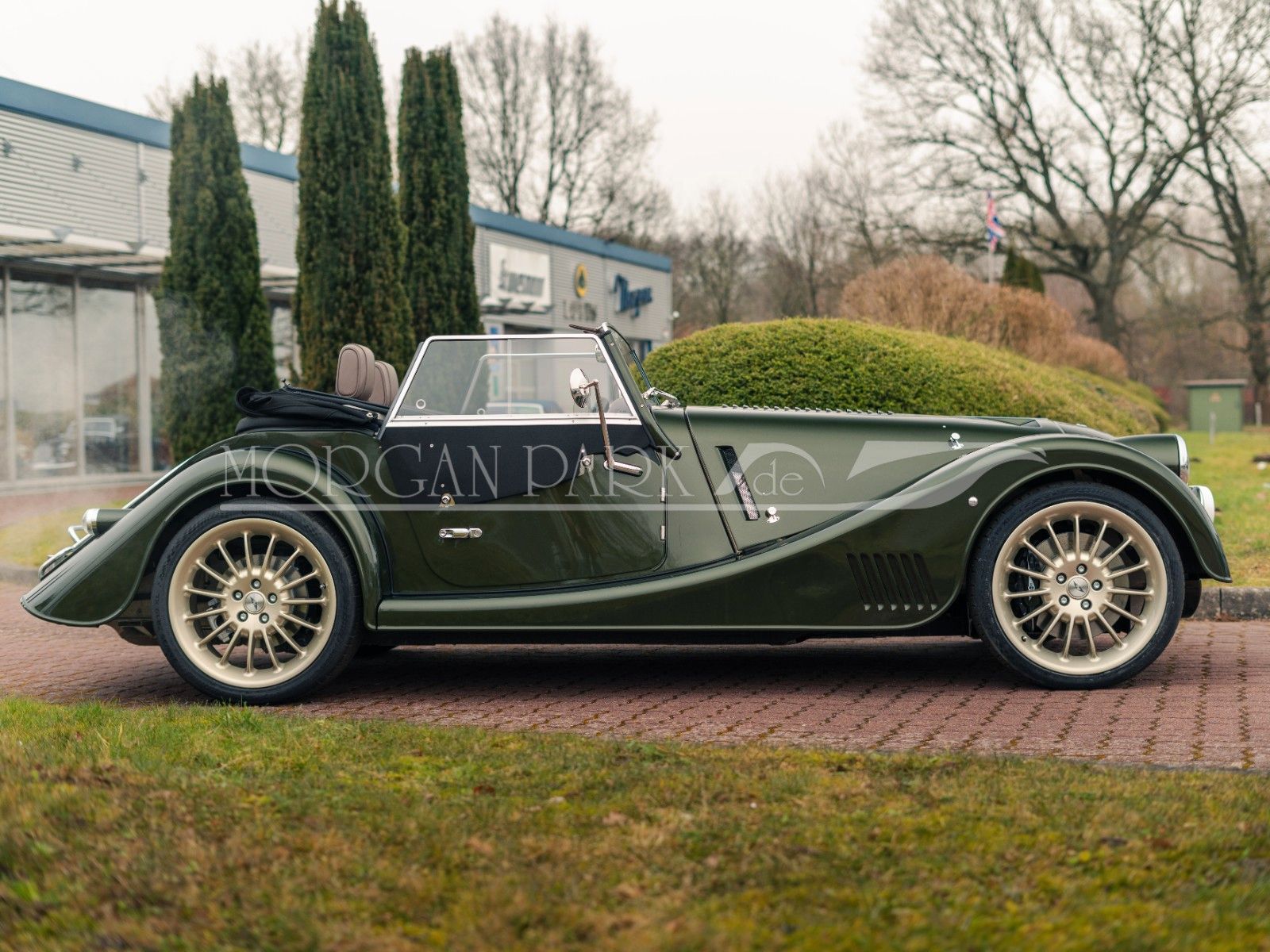 Fahrzeugabbildung Morgan Plus Six PINNACLE *1 of 30, Designo Oliv Met.*