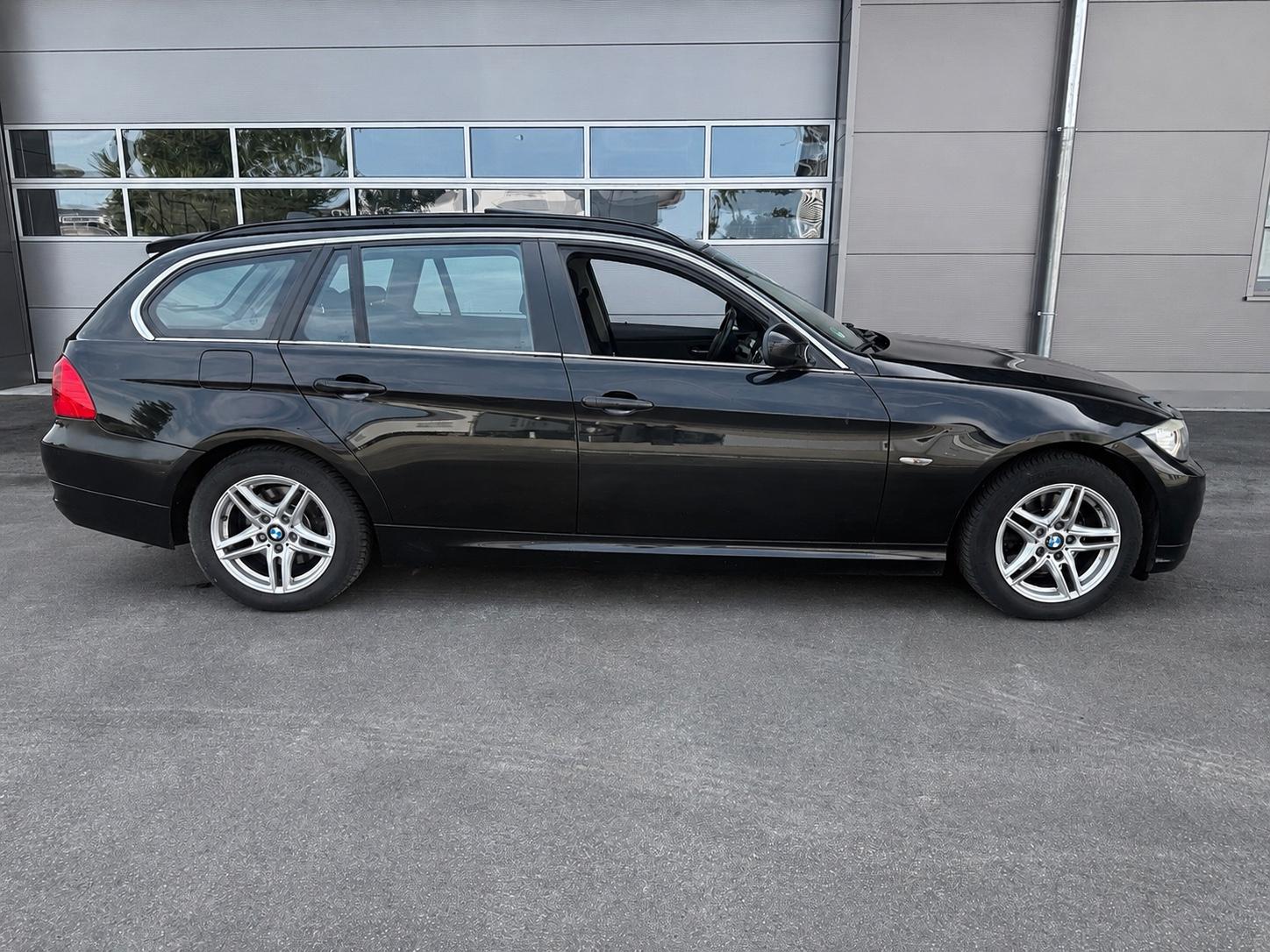 BMW 320 2011 — interior