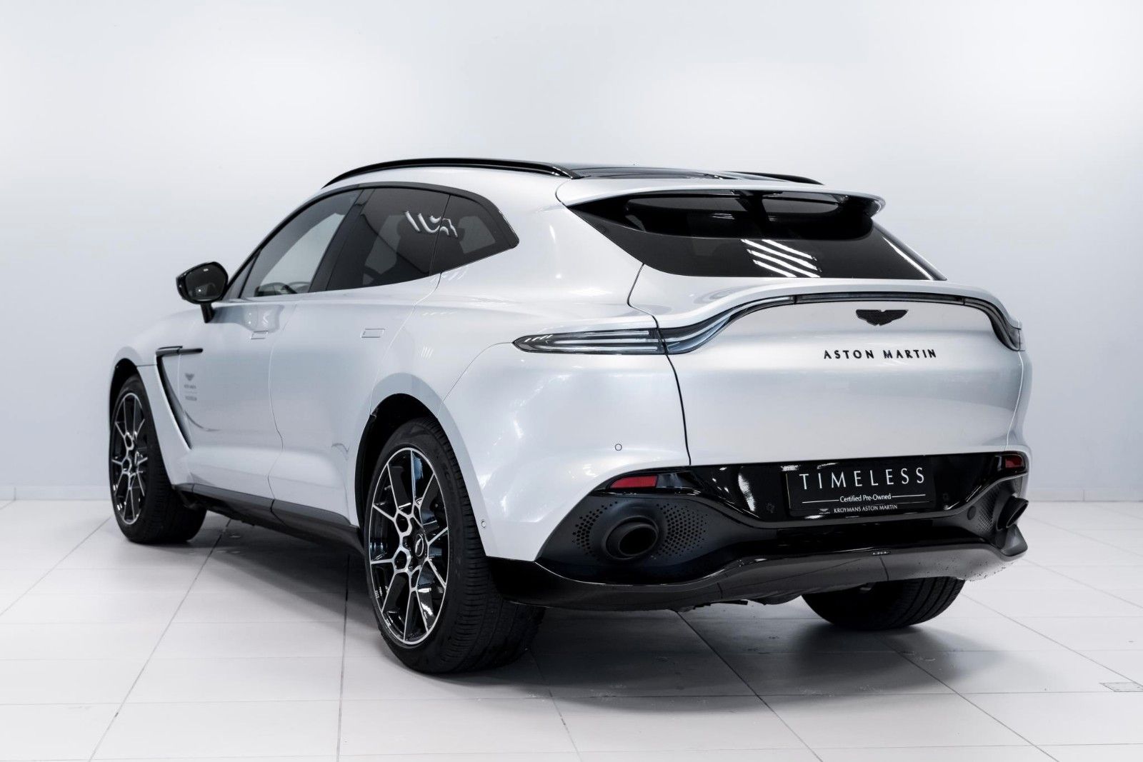 Aston Martin DBX | 4.0 V8 | Lightning Silver imagem 2