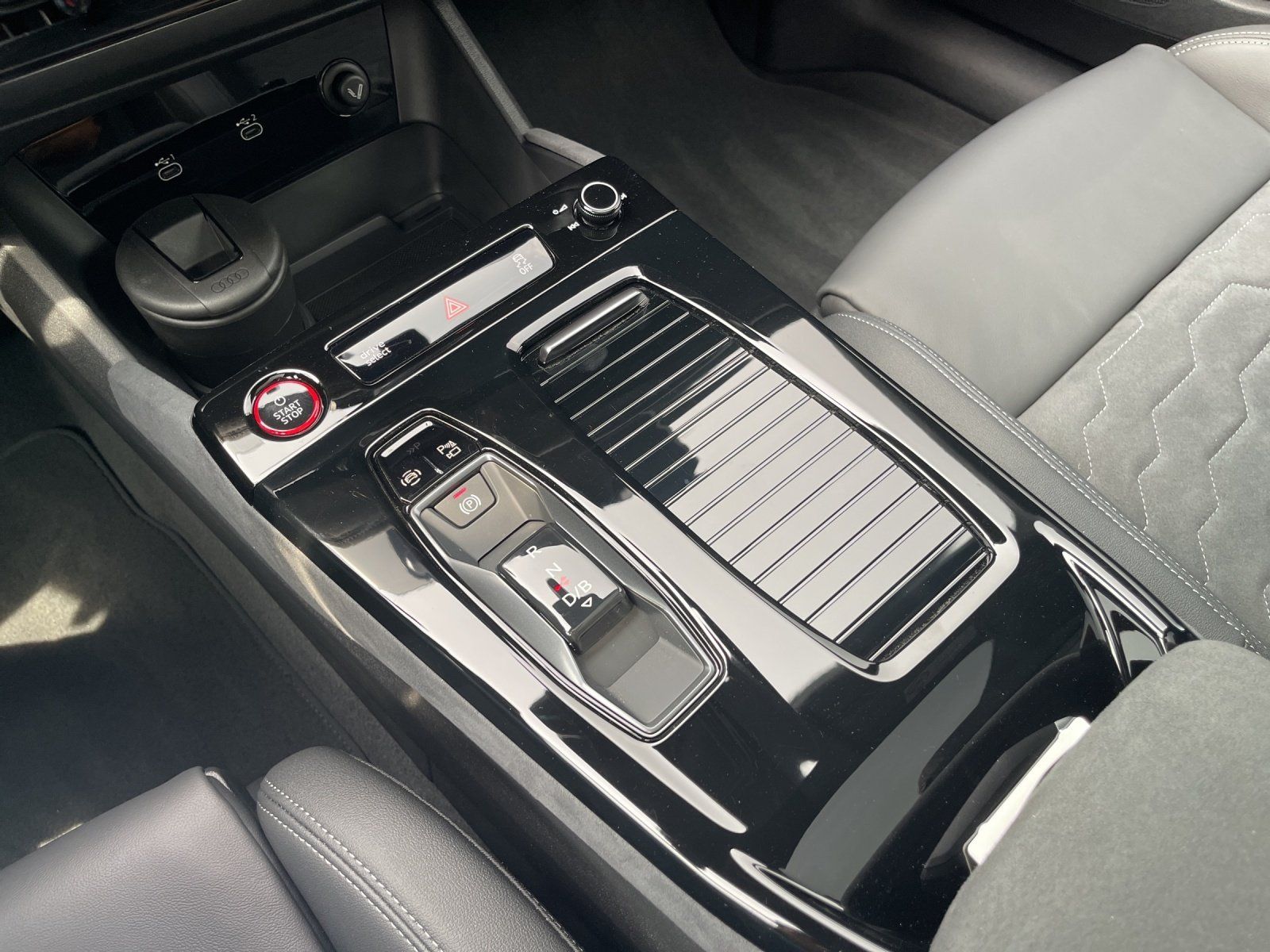Fahrzeugabbildung Audi A6 Avant e-tron edition one edition one grey e-t