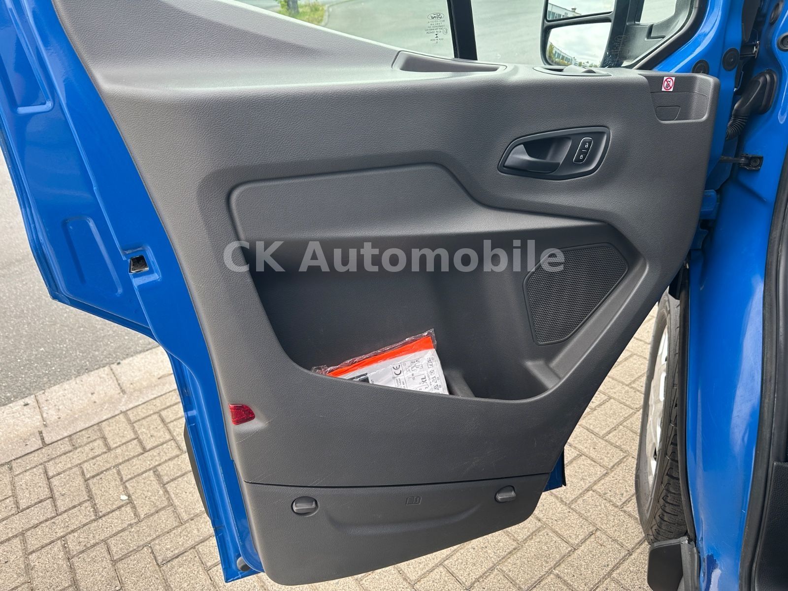 Fahrzeugabbildung Ford Transit Pritsche 350 L3 DoKa Trend/7 Sitze/AHK