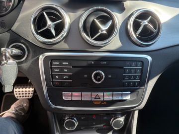 Fahrzeugabbildung Mercedes-Benz CLA 200 Shooting Brake AMG Navi PDC SHZ LED uvm