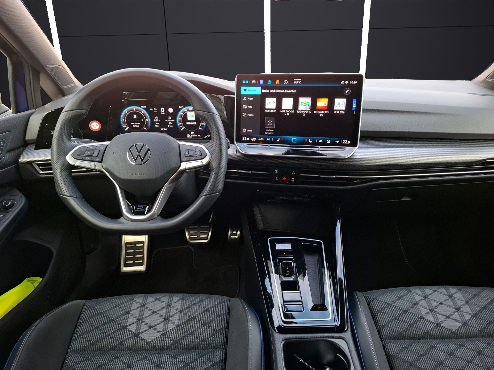 Fahrzeugabbildung Volkswagen Golf VIII Variant TDI R-Line DSG Standhzg LED-pl