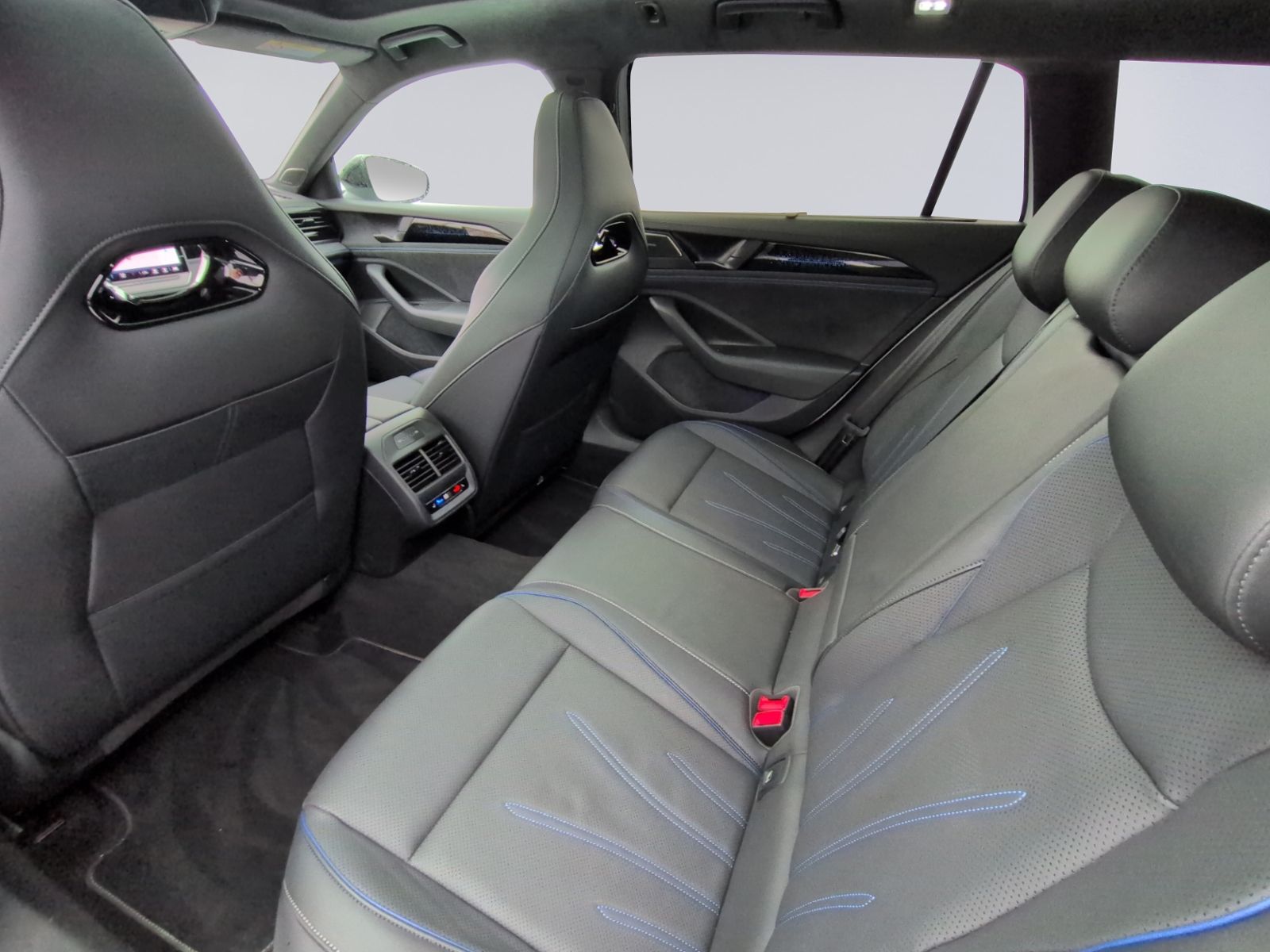 Passat Variant 2.0 TDI 4M R-Line STHZ+PANO+AHK+D