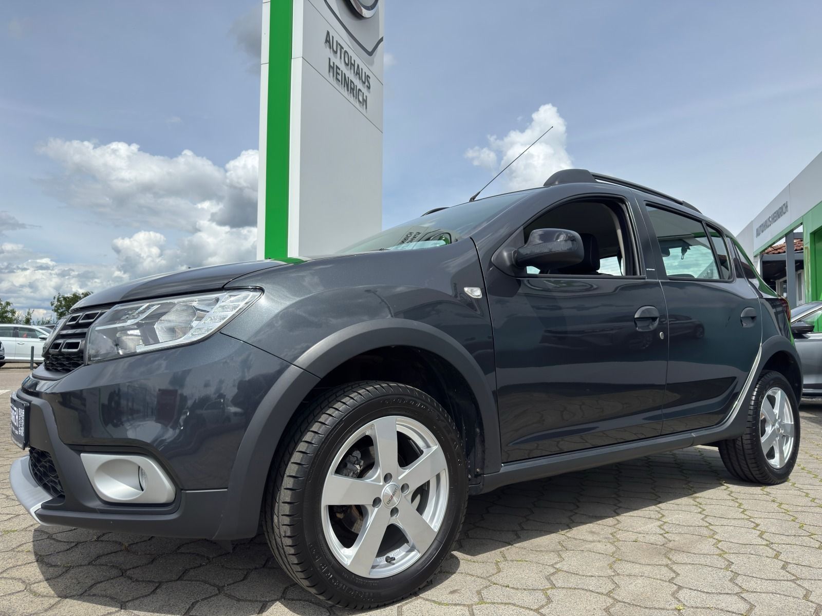 Fahrzeugabbildung Dacia Sandero II 90 Stepway Celebration