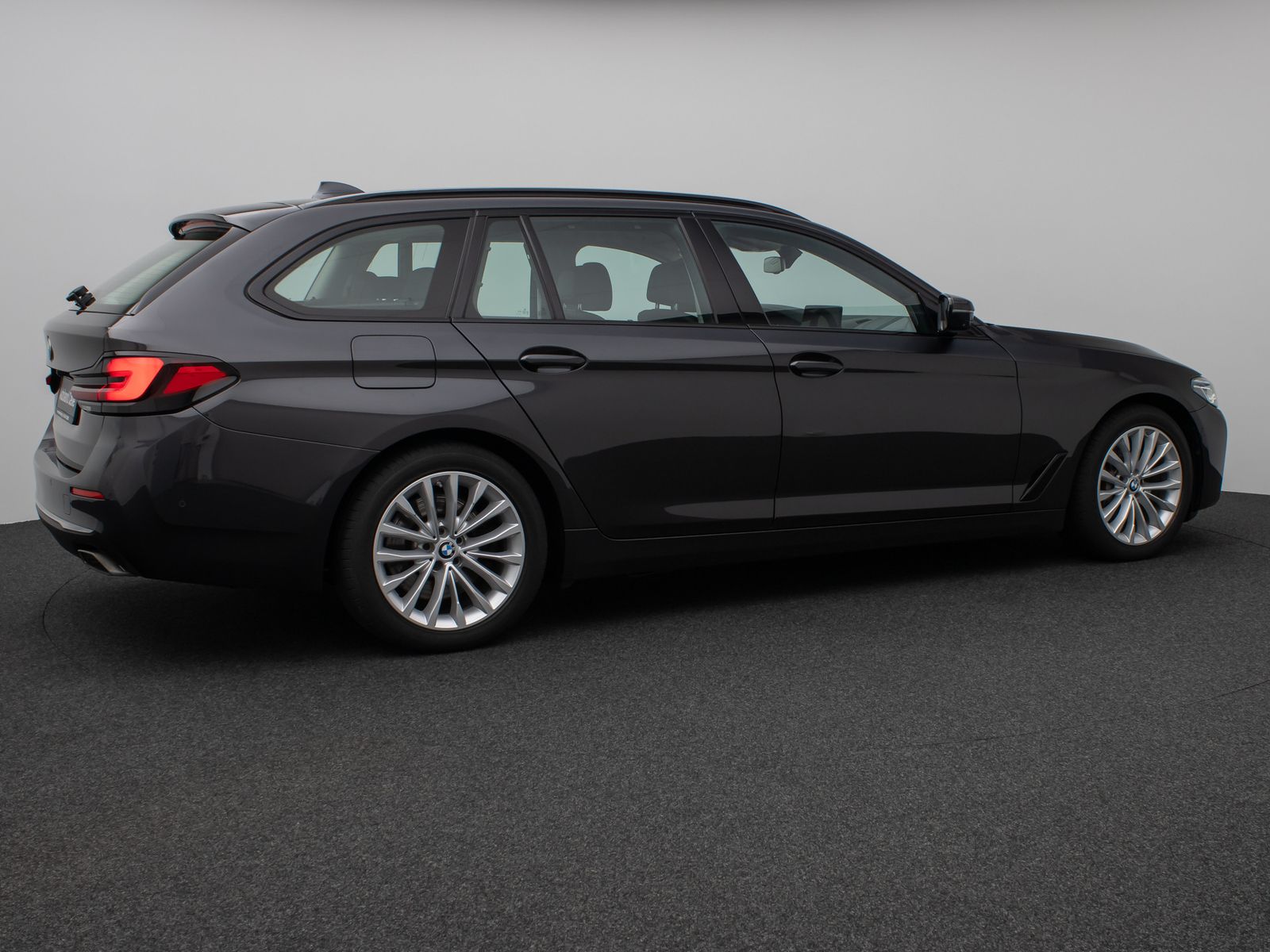 Fahrzeugabbildung BMW 530d xD  LuxuryLine Pano 360°HUD DAB H/K Massage