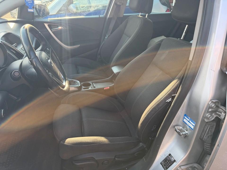 Opel Astra 2011 — photo 7