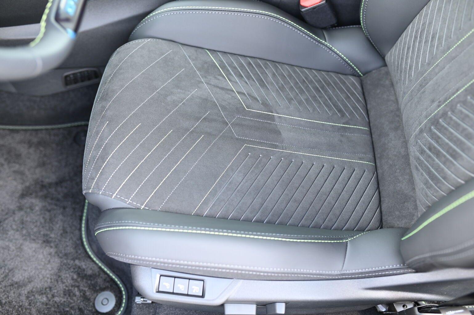 Peugeot 2008 GT Hybrid 145 e-DSC6 Alcantara-Paket*Grip