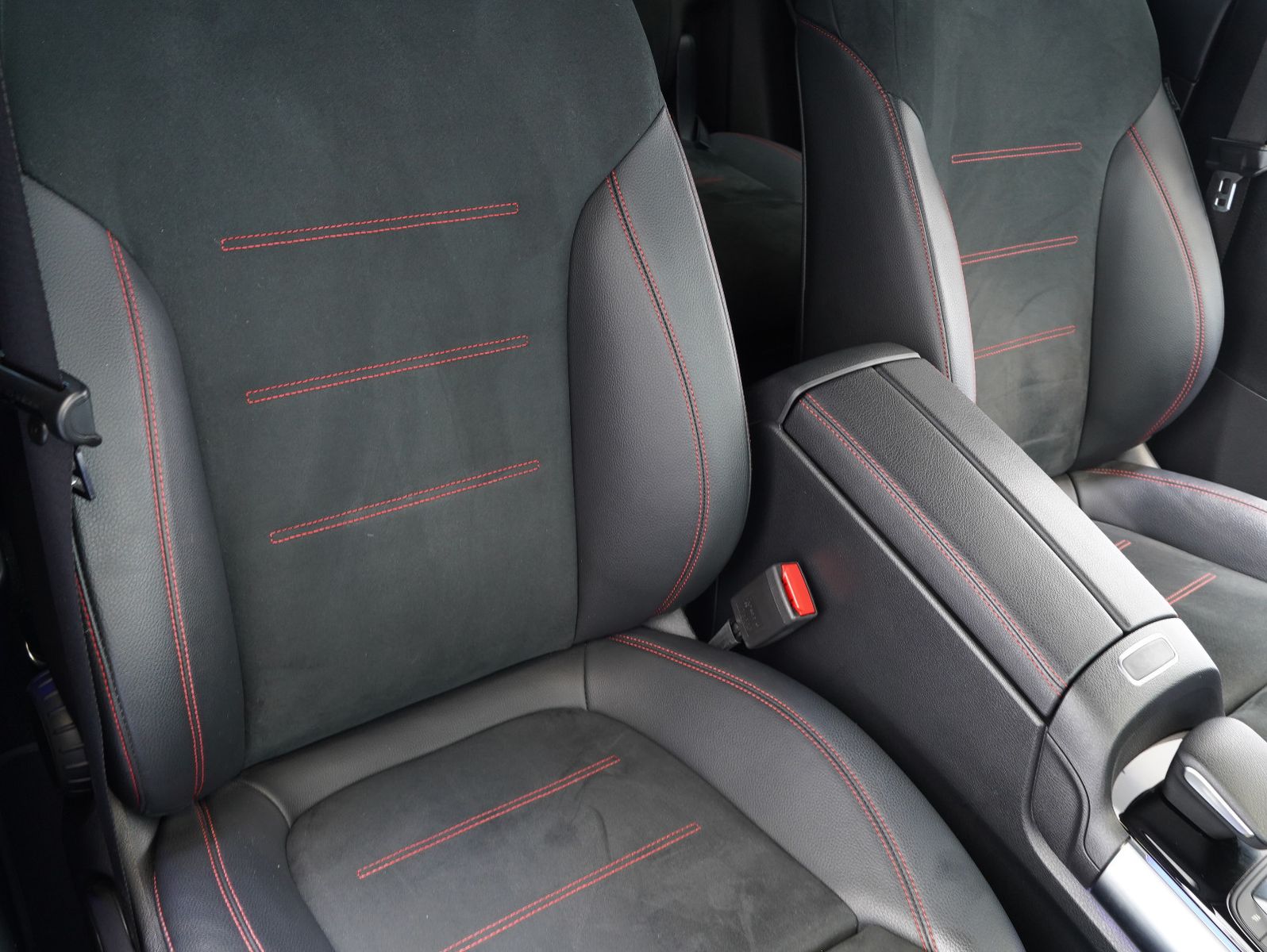 Fahrzeugabbildung Mercedes-Benz GLB 220 d AMG Line NIGHT/LED/MBUX/DAB/DISTRONIC