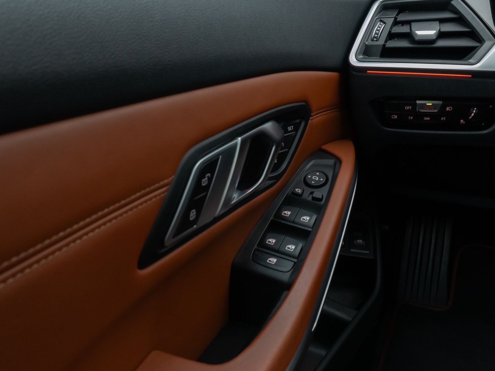 Fahrzeugabbildung BMW 330e xD Luxury Line Panorama HUD Individual Voll