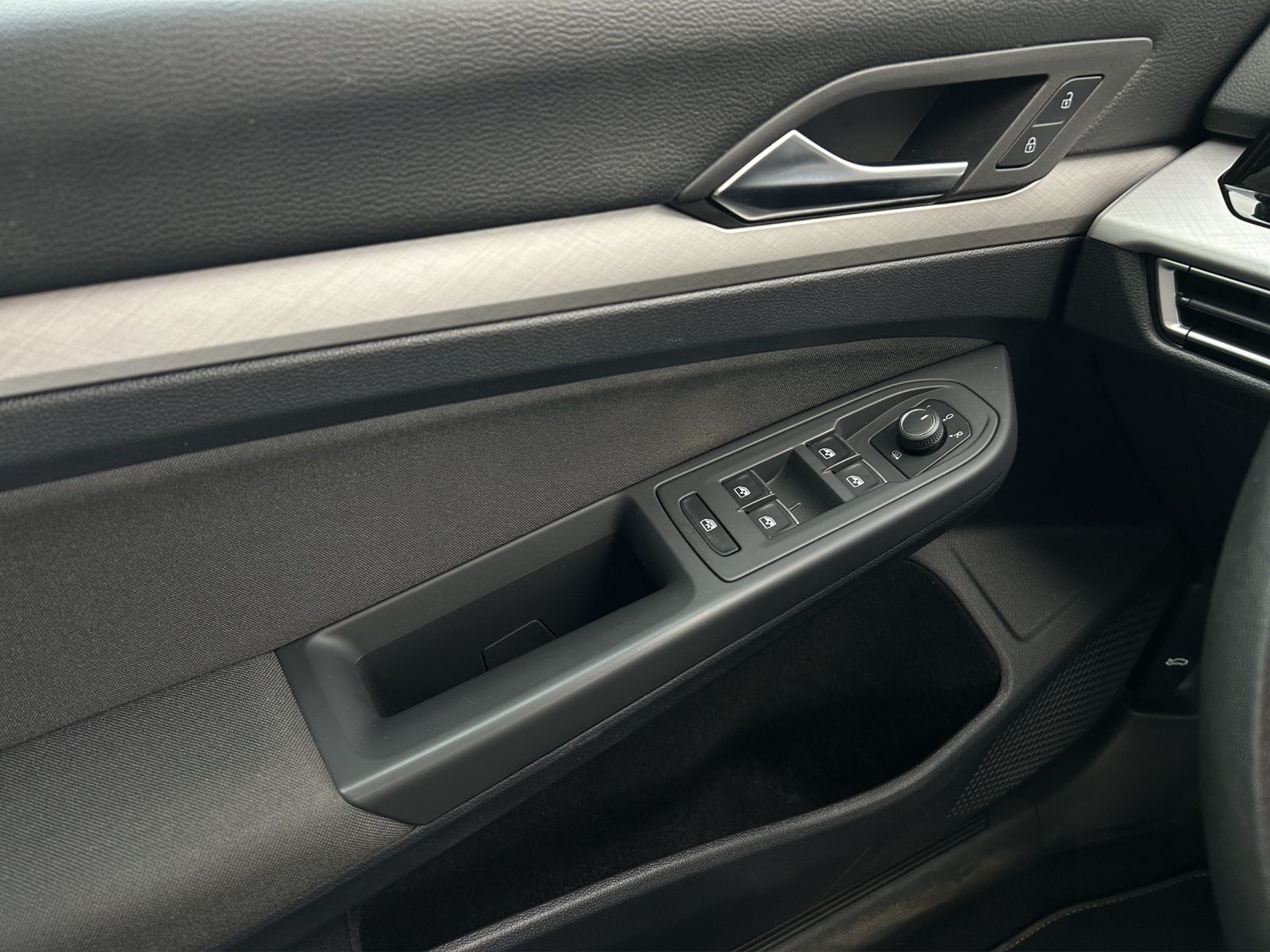 Fahrzeugabbildung Volkswagen Golf VIII Life TDI DSG LED ACC SH PDC Navi AID D