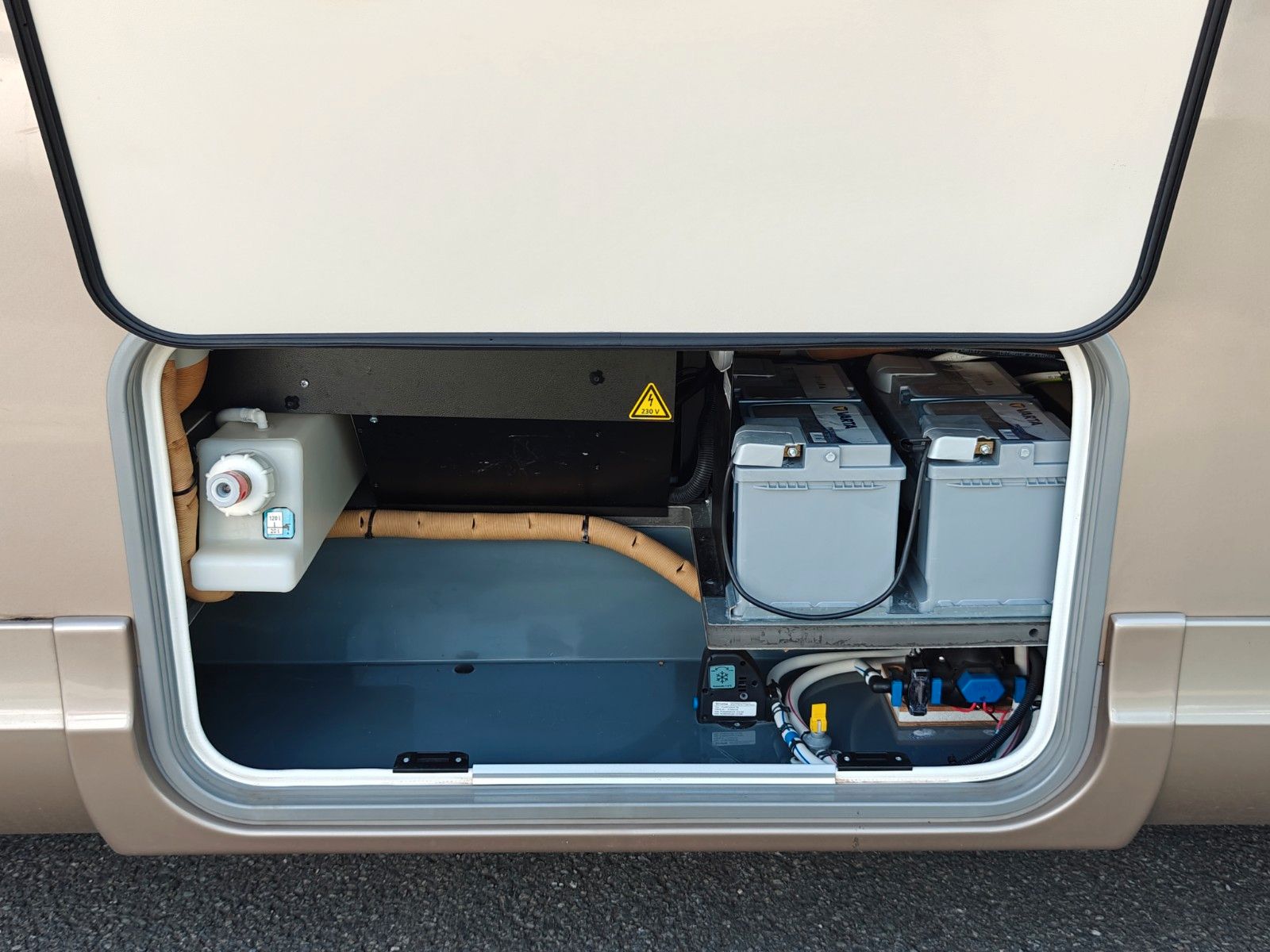 Fahrzeugabbildung Bürstner Elegance I 728 G - 150PS, SAT, TV, Navi, 2x AGM