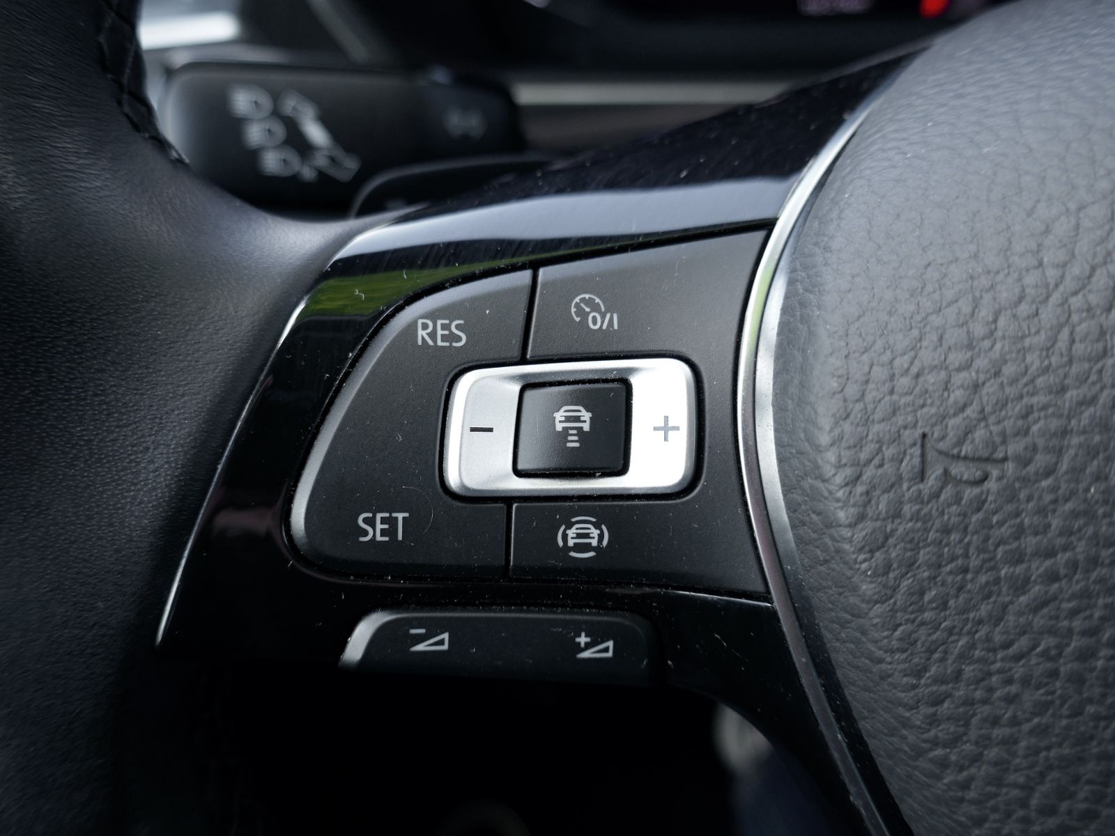 Fahrzeugabbildung Volkswagen Tiguan Highline 2.0 TDI 4MOTION LED AHK RFK ACC