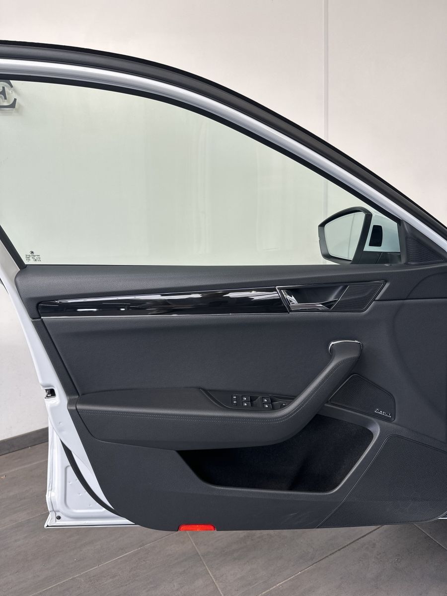 Fahrzeugabbildung SKODA Superb Combi L&K NAV+LED+360°+AHK+MEMORY+18ZO+VC