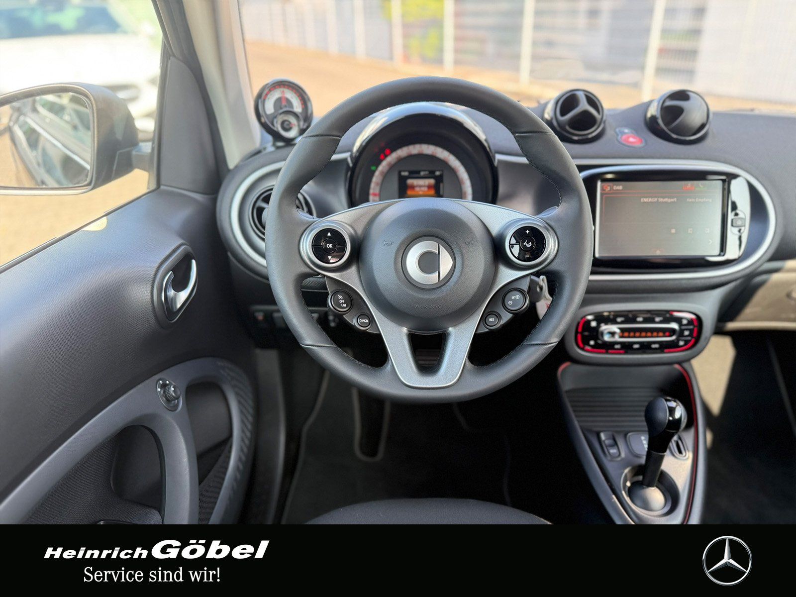 Fahrzeugabbildung Smart SMART EQ FORTWO*PANO*AMBIENTE*KAMERA*LED*PDC