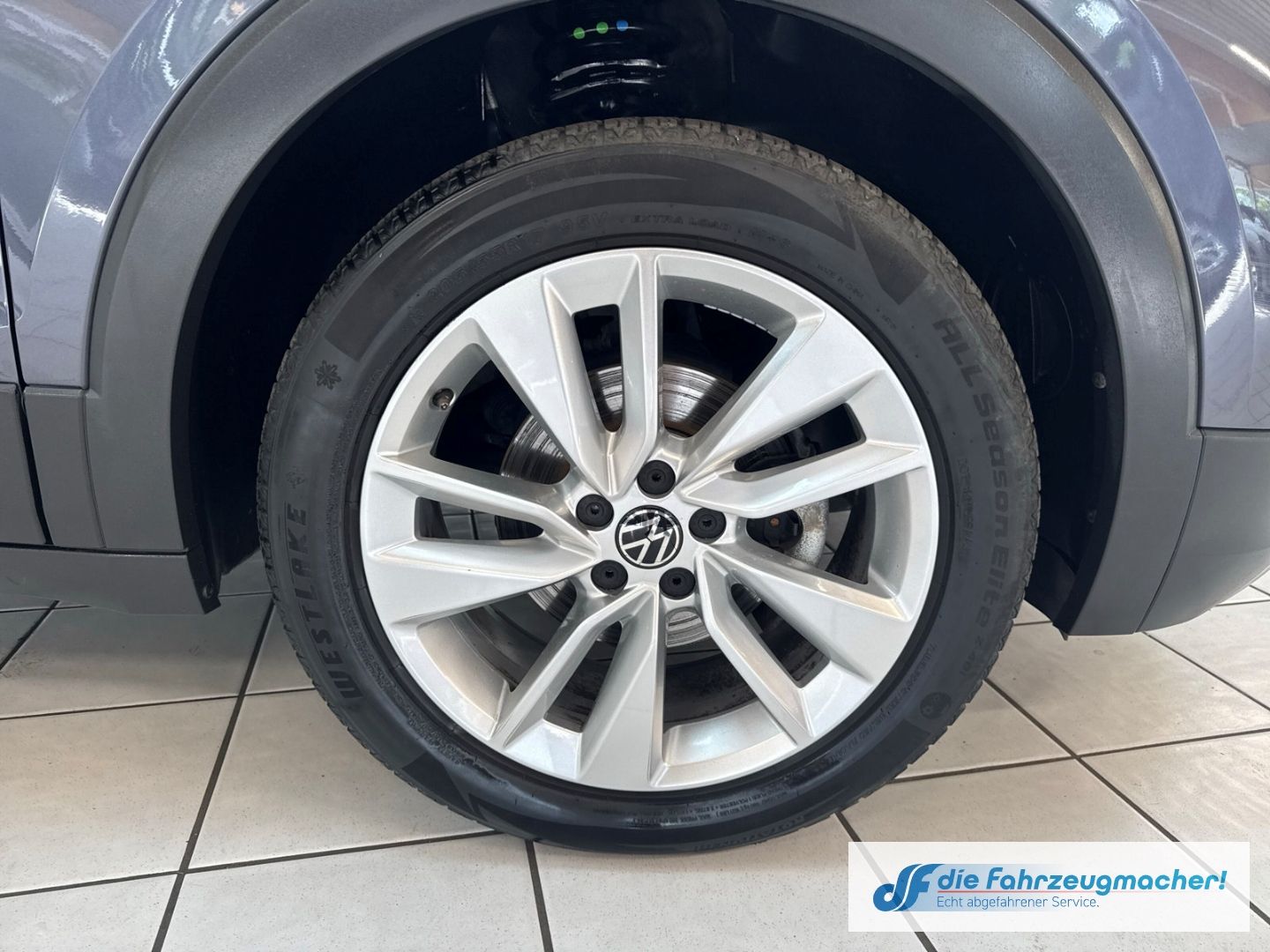 Fahrzeugabbildung Volkswagen T-Cross 1.0 TSI 85 kW Life Digitales Cockpit LED