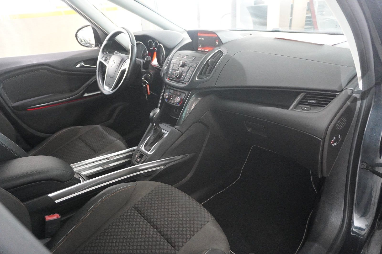 Fahrzeugabbildung Opel Zafira Tourer 1.4T INNOV. 7-SITZER NAVI/KAMERA