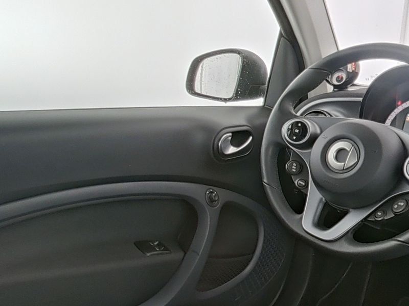 Fahrzeugabbildung Smart smart EQ fortwo Exclusive*Kamera*Media*LED*22kW*