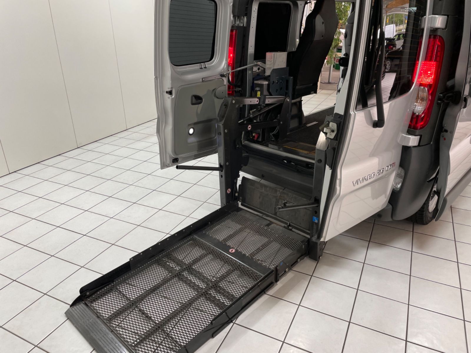 Fahrzeugabbildung Opel Vivaro Kombi L1H1 2,9t Aktivfahrer Behindertenge