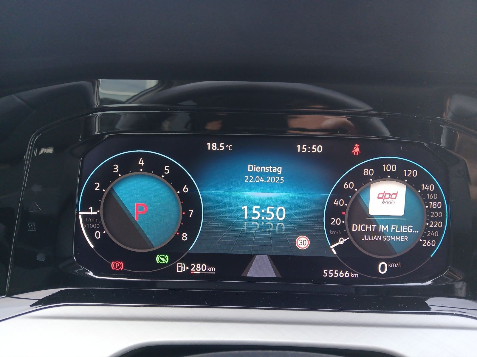 Fahrzeugabbildung Volkswagen Golf VIII eTSI Life DSG LED AHK Navi Pano AID AC