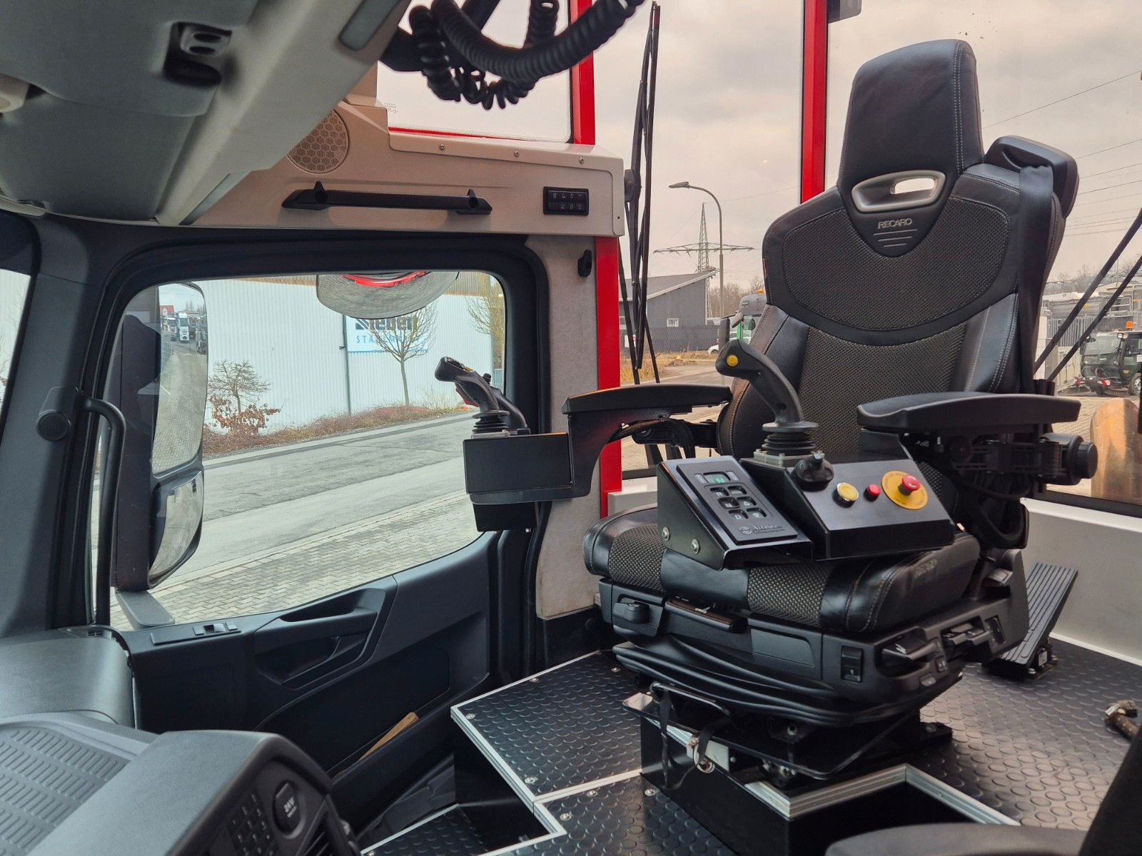 Fahrzeugabbildung Mercedes-Benz TUROX 8x8 Eschlböck Biber 92 Holzhacker / 1.512h