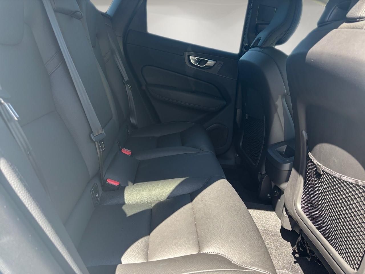 Fahrzeugabbildung Volvo XC60 B4 Benzin Plus Dark 2WD