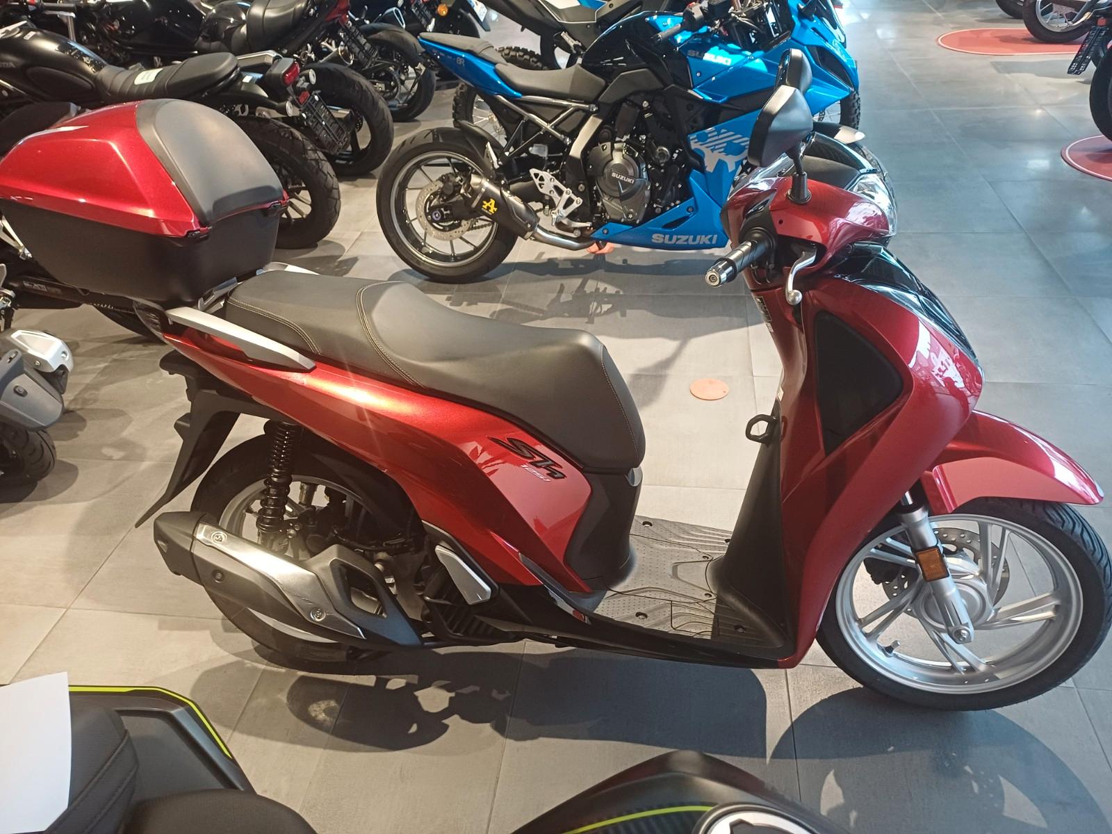 Honda SH125i mit Top Box