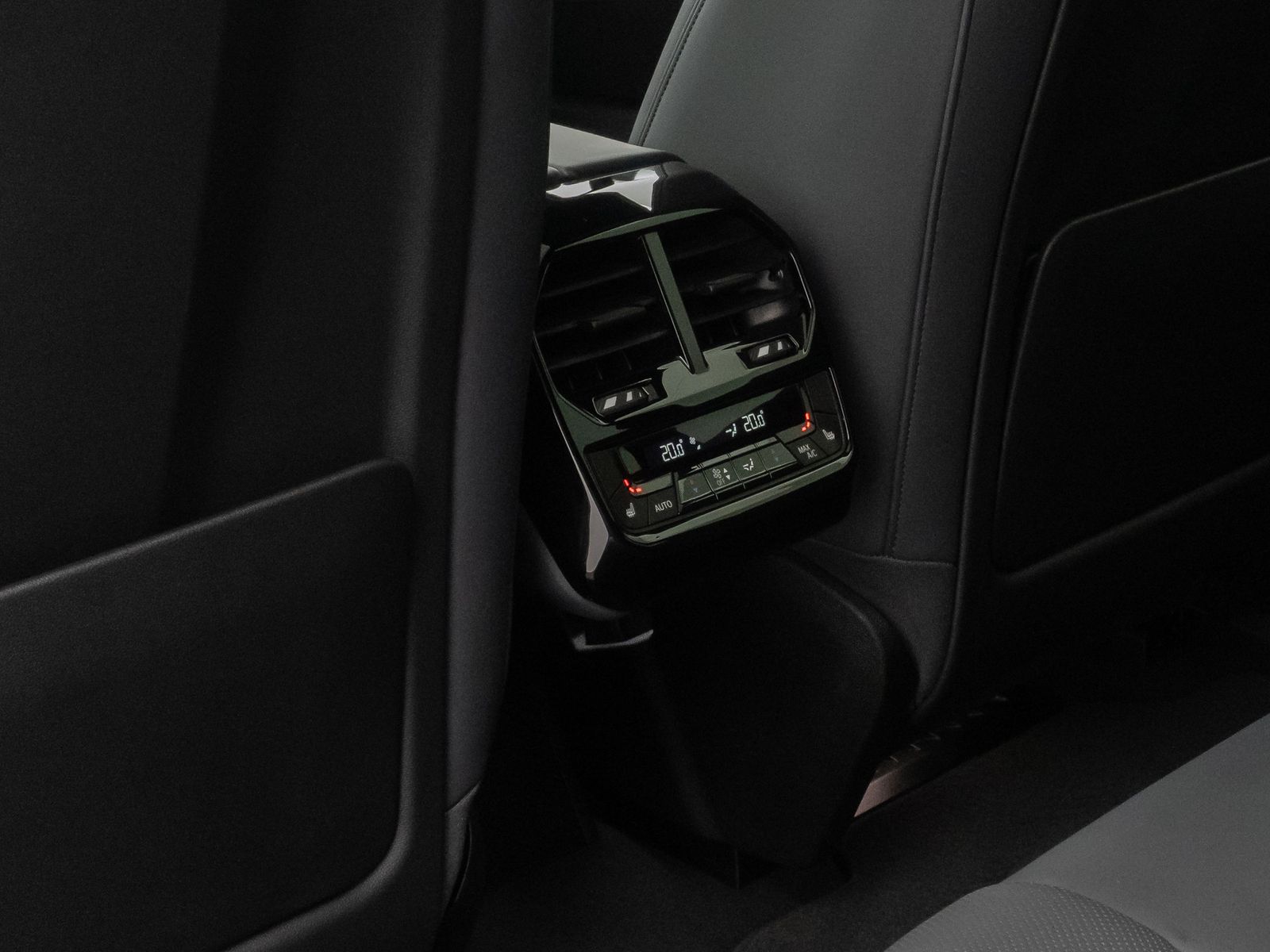 Fahrzeugabbildung BMW iX xD40 Sportpaket DAB SkyLounge 360° AHK 22Zoll