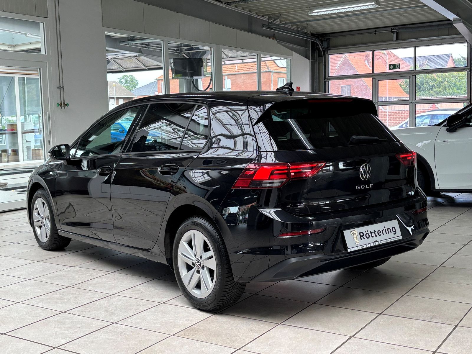 Fahrzeugabbildung Volkswagen Golf VIII Life + LED+NAVI+SHZ+LHZ+GJR