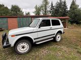 Lada Niva 4x4 mit Schiebedach - weiße Lada Niva