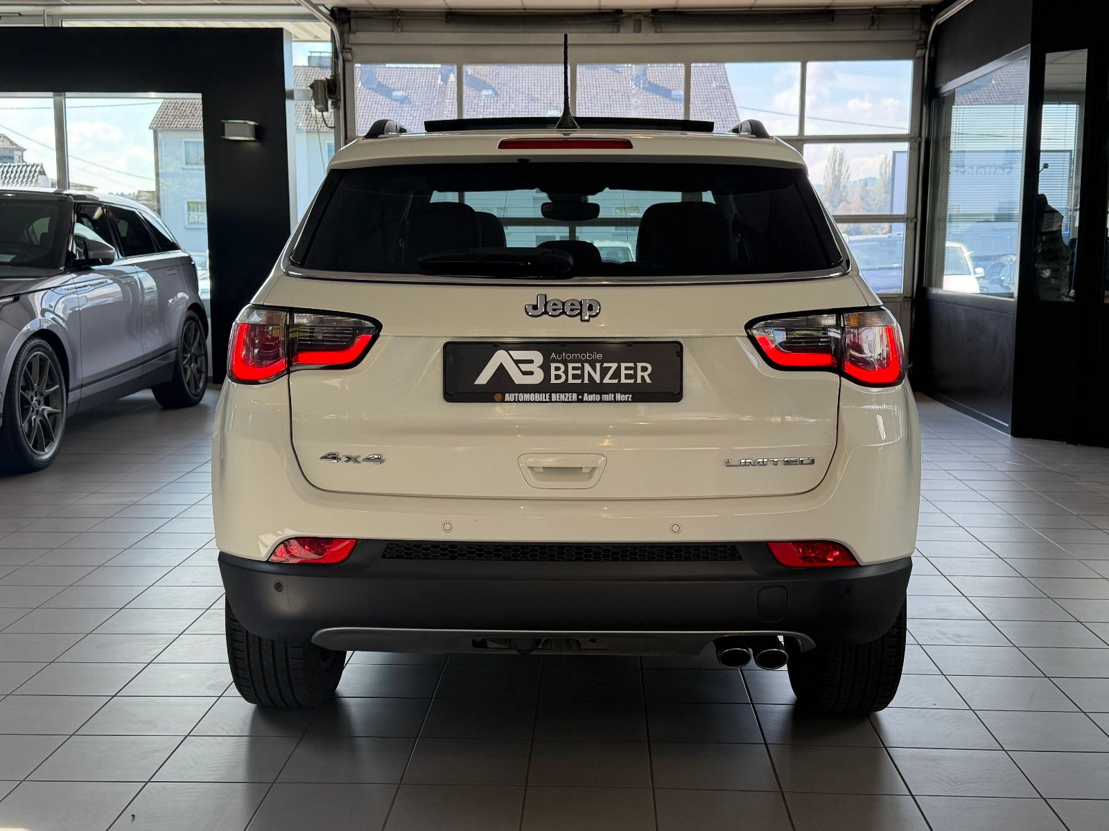 Fahrzeugabbildung Jeep Compass Limited 4WD /PANO/SHZ/L-HEIZ/PDC