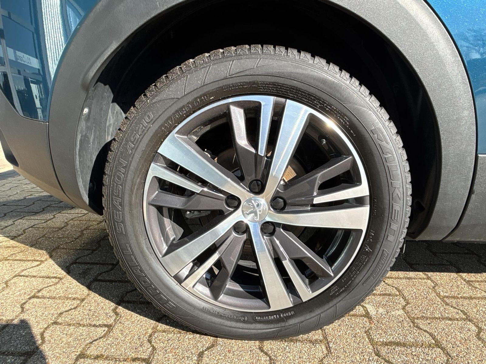 Fahrzeugabbildung Peugeot 3008 Plug-In Allure+SHZ+LED+PDC+ACC+USB+AWR+