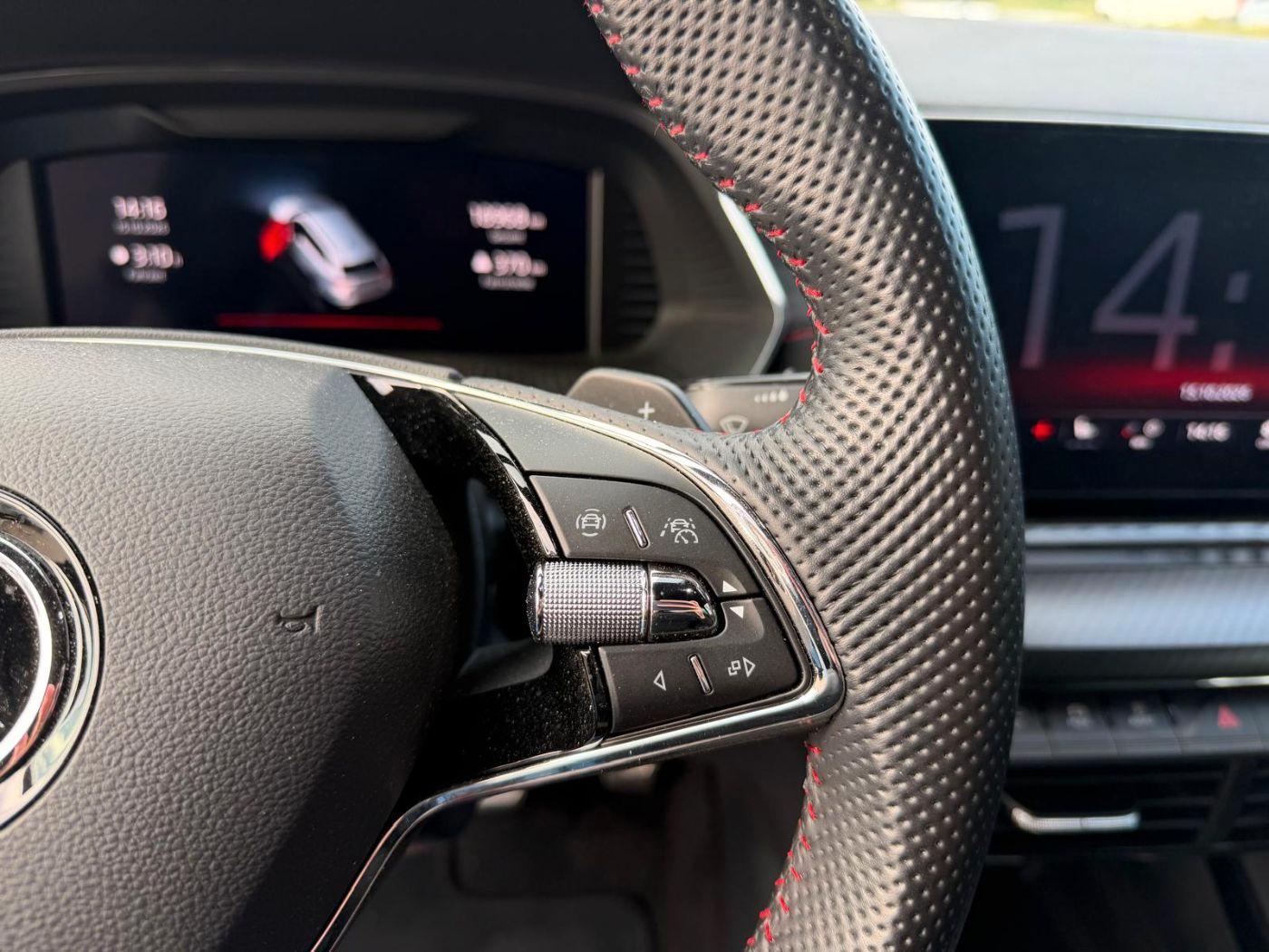 Skoda Octavia RS LED AHK Navi PDC SHZ Virtual el.Heck