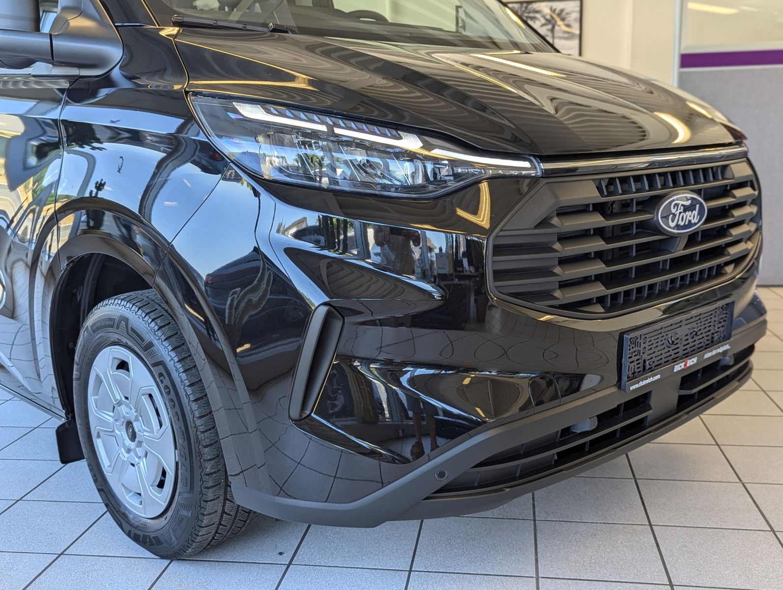 Fahrzeugabbildung Ford Transit Custom 320 L1 Navi 8-Sitze LED Kamera