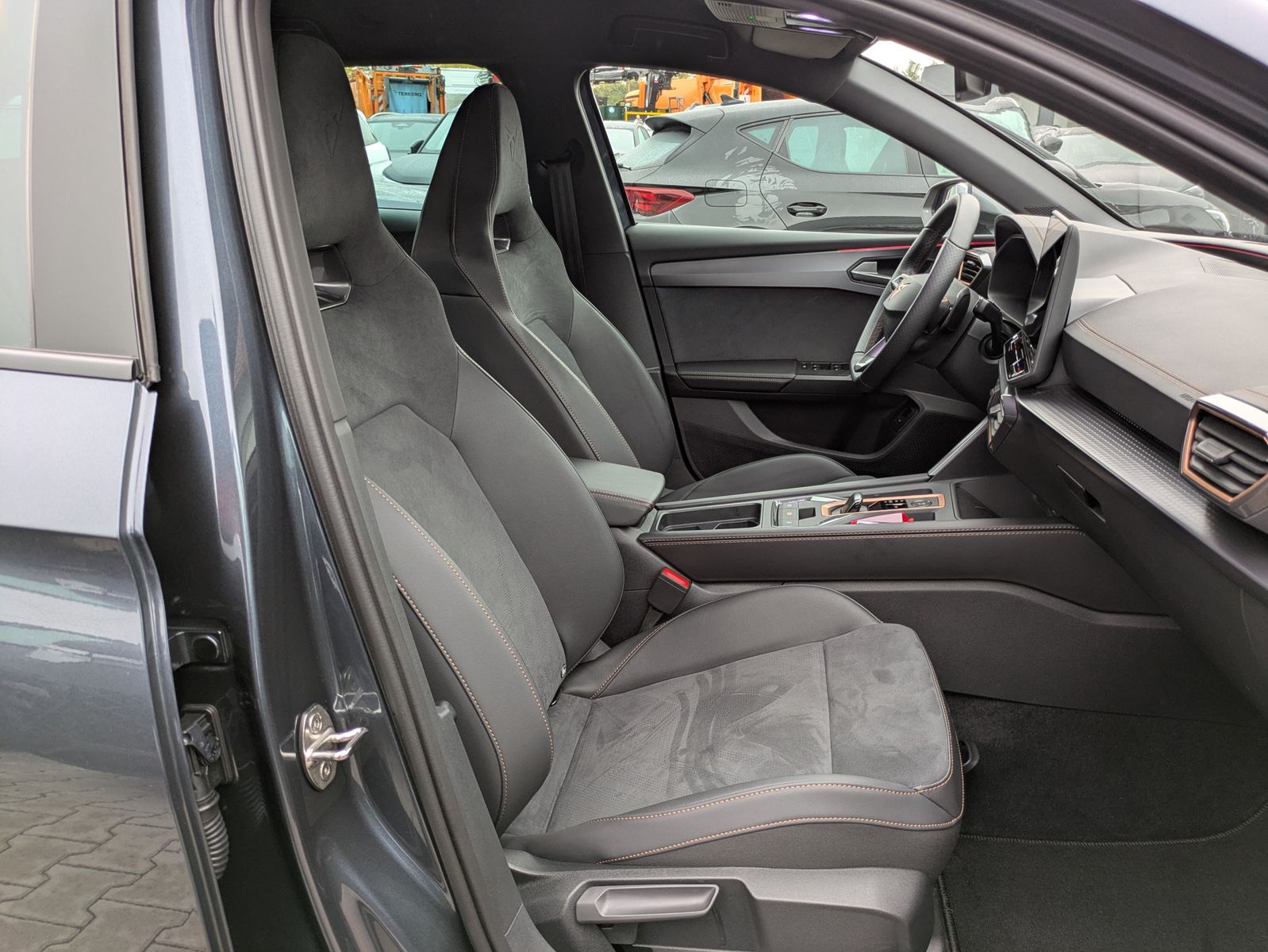 Fahrzeugabbildung CUPRA Leon 1.5 eTSI EDGE MATRIX*ACC*KAM*18"5JGARANTIE