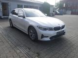 BMW 320 i Touring Aut Sport Line Navi LED PDC Kamera - BMW 320 Gebrauchtwagen in Düsseldorf