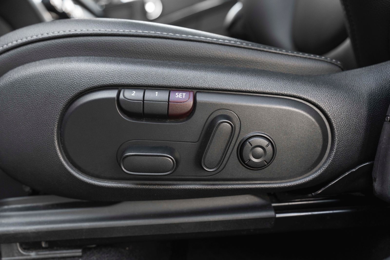 Fahrzeugabbildung MINI Cooper SE Countryman ALL4 H&K HUD LED KAM PANO