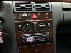 Fahrzeugabbildung Mercedes-Benz E 230 Elegance / Automatik Schiebedach Tempomat