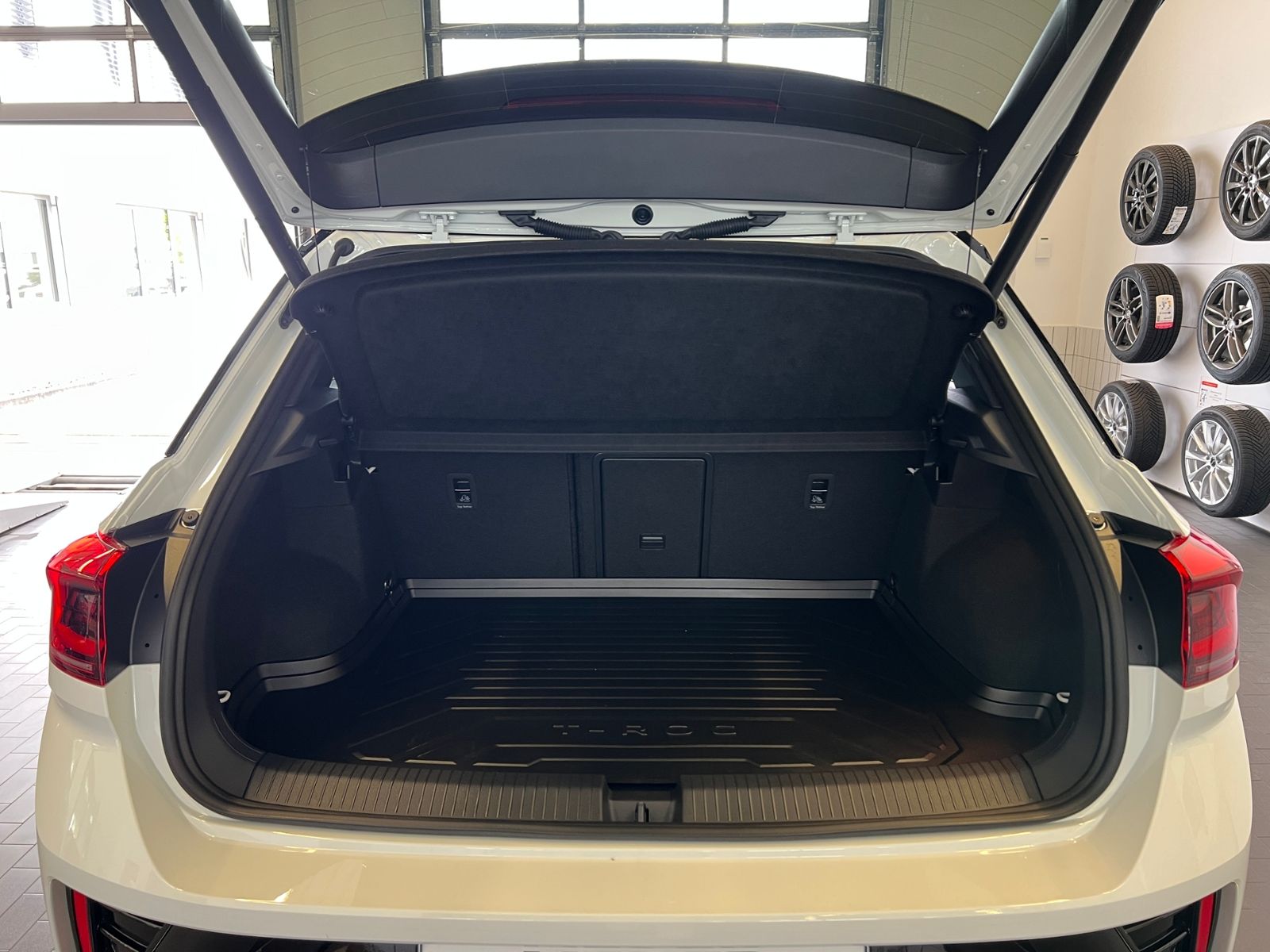 Fahrzeugabbildung Volkswagen T-Roc R 2.0 TSI DSG 4Motion*R-Performance, Black