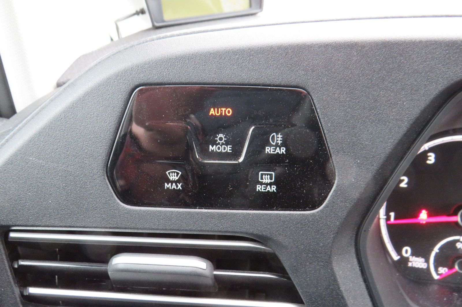 Fahrzeugabbildung Volkswagen Caddy Life DSG NAVI PDC SITZHEIZUNG 1.HD