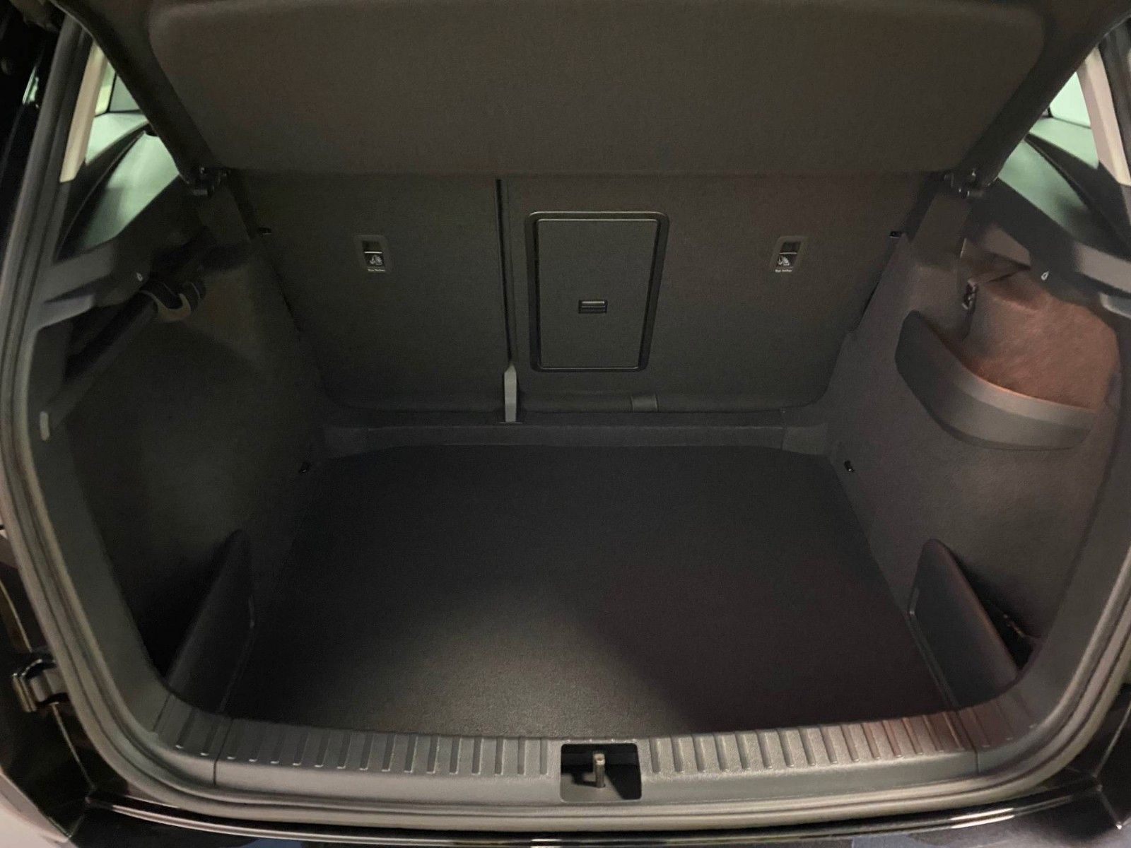 Fahrzeugabbildung SKODA Karoq 1.5 TSI DSG Selection+AHK+KAMERA+16"ALU+BC