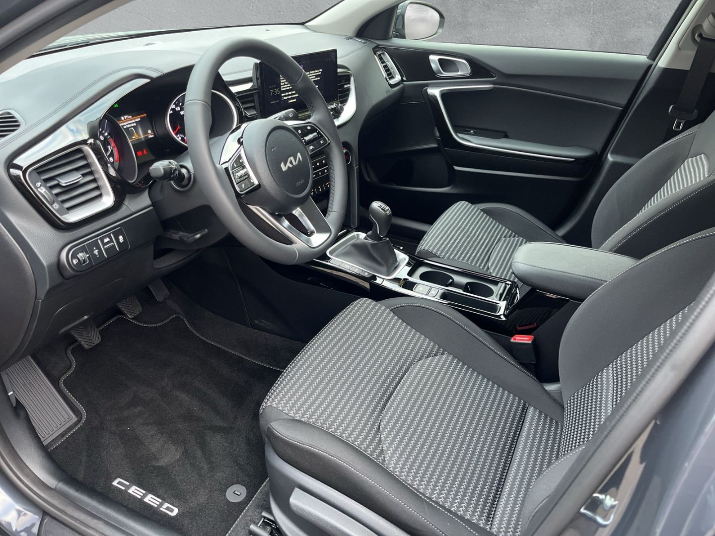 Fahrzeugabbildung Kia Ceed ULTIMATE EDITION 1.0 T-GDI *STYLE-PAKET*